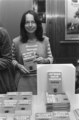 Esther_Vilar_met_haar_nieuwe_boek_Het_einde_van_de_dressuur,_Bestanddeelnr_929-0603