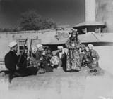 1160px-Samarkand_A_group_of_musicians_playing_for_a_bacha_dancing_boy