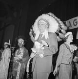 richard-nixon-wearing-feather-headdress-39113871