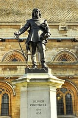 Oliver_Cromwell_statue,_Westminster