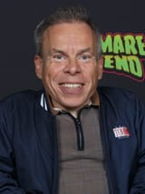 Warwick_Davis_Photo_Op_Nightmare_Weekend_Richmond_2023_(cropped)