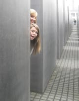 berlin-holocaust-peekaboo