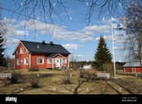typical-finnish-cottage-near-the-arctic-circle-kuusamo-finland-CWA3CW