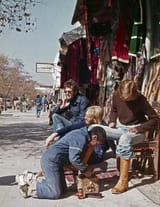 Kabul-04-Touristen_beim_Schuhputzer-1976-gje