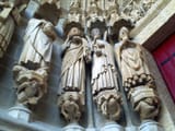 Amiens_west_entrance_martyrs