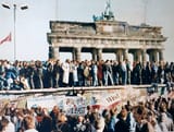 West_and_East_Germans_at_the_Brandenburg_Gate_in_1989