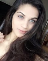 Indian woman_main-qimg-15b250e46037393f3e65caa39332bb67-lq