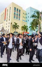 miami-beach-floridajewish-museum-of-floridacelebration-celebrating-completion-new-sefer-torahorthodox-jew-jewsstudent-students-chabad-lubavitch-ha-2HG751P