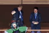 trump abe feeding toohoo fish