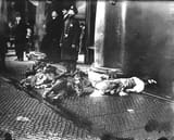 TriangleFire_25March1911_BodiesOnSidewalk