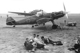 Bundesarchiv_Bild_101I-337-0036-02A,_Im_Westen,_Feldflugplatz_mit_Me_109