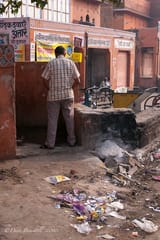 filthy_india_urinate_public_toilet