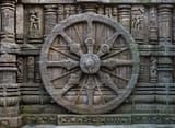Stone_wheel_engraved_in_the_13th_century_built_Konark_Sun_Temple_in_Orissa,_India