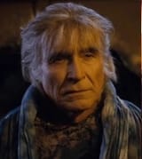 star-trek-strange-new-worlds-haengt-la-noonien-singh-christina-chong-khan-noonien-sing-ricardo-montalban-zusammen-357398~2