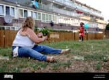 caucasian-mother-with-mixed-race-child-living-in-aylesbury-estate-AF2P99