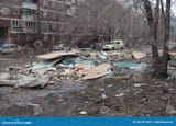 la-russia-sporca-spazzatura-un-mucchio-di-neve-una-depressa-città-ghetto-inverno-paesaggio-triste-novosibirsk-rifiuti-sporchi-261991566
