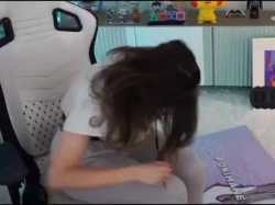 big-jiggly-booty-pokimane-sitting-on-a-chair_thumb.jpg