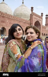160706-lahore-july-6-2016-pakistani-muslim-women-hug-each-other-after-offering-eid-al-fitr-prayers-at-the-badshahi-mosque-in-eastern-pakistan-s-lahore-july-6-2016-zjy-pakistan-lahore-eid-al-fitr-celebration-sajjad-pub