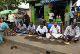 after-floor-eating-heres-footpath-eating-for-well-being-of-v0-anxih0fkcria1