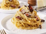 spaghetti-carbonara-top-down-view-of-a-nest-of-carbonara-with-an-egg-yolk-500x375
