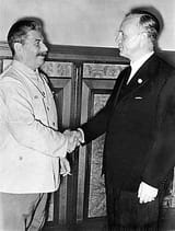 250px-Bundesarchiv_Bild_183-H27337%2C_Moskau%2C_Stalin_und_Ribbentrop_im_Kreml
