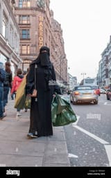 rich-middle-eastern-women-wearing-burkhawaiting-for-her-driverharrodsknitsbridgelondonuk-F8PG4Y