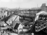 1280px-Wuppertaler_Schwebebahn_c1913_LOC_03961u