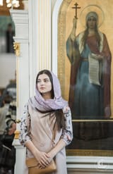 Прихожанка_в_храме_апостола_и_евангелиста_Иоанна_Богослова_СПбДА