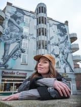 judith-de-leeuw-op-het-amsterdamse-leidseplein-met-op-de-achtergrond