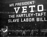 David_Dubinsky_gives_a_speech_against_the_Hartley-Taft_bill%2C_with_Luigi_Antonini_in_the_audience%2C_May_4%2C_1947._%285278798677%29