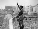 Benito_Mussolini_Roman_Salute