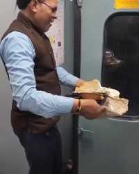 jeet garbage disposal in train_thumb.jpg