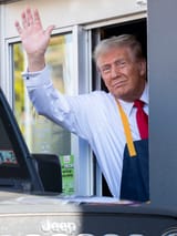 75767136007-trump-at-mcdonalds-dh-001