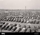 1940s-1950s-hundreds-of-automobiles-aligned-together-in-municipal-commuter-parking-lot-flushing-queens-nyc-usa-m3243-har001-hars-parking-lot-2R6HCFD