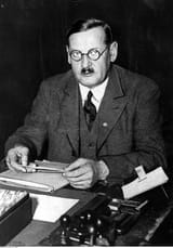 1280px-Anton_Drexler_at_desk