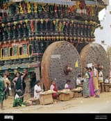 india-kancheepuram-locals-ply-their-wares-under-the-giant-wheels-of-AGW0M4