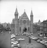 1965-Binnenhof-met-geparkeerde-autos.-Foto-Jospe-Haags-gemeentearchief-680x692-1506964697