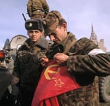 RussianSoldier_Tearing_Soviet-Flag_1993