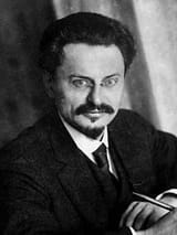 Leon_Trotsky_1918_(3x4_rotated_cropped_b)