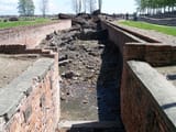 1280px-Entrance_to_Crematorium_III_in_Auschwitz_II_(Birkenau)