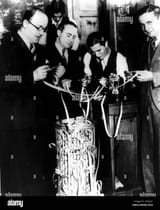 wall-street-crash-new-york-traders-watch-the-ticker-tape-following-the-wall-street-crash-in-america-in-1929-2Y62CJ1