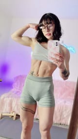 woman_is_buff_fit_shows off