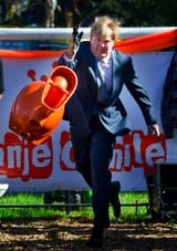 willem-alexander-werpt-een-toiletpot-in-rhenen