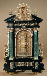 Reliquienaltärchen für einen Dorn der Krone Christi, mit Kreuzigungsgruppe