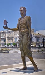 Monument_to_Archimedes_in_the_Syracuse._Sicily,_Italy