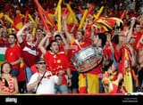 spanish-football-fans-with-flags-sing-in-the-stands-at-the-2006-football-BH5RJ2