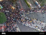 pedestrians-crosswalk-at-shibuya-district-in-tokyo-japan-shibuya-crossing-is-one-of-the-busiest-crosswalks-in-the-world-RMJ8RT