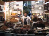 1280px-Date-seller