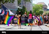 die-flagge-der-linksextremen-antifaschistischen-aktion-kurz-antifa-sah-man-am-diesjhrigen-csd-freiburg-besonders-im-vorderen-umzugsteil-sehr-oft-2WMGCWT