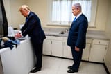 trump-washing-bibi&#039;s-clothes_1752111629117699